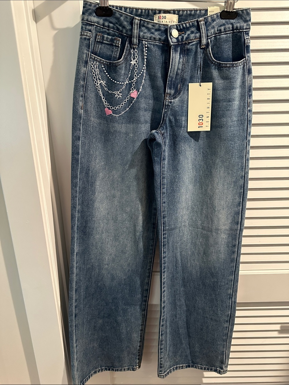 NWT TEN THIRTY (1030) Baggy Mid Rise Washedout Jeans with Embroidered Front.